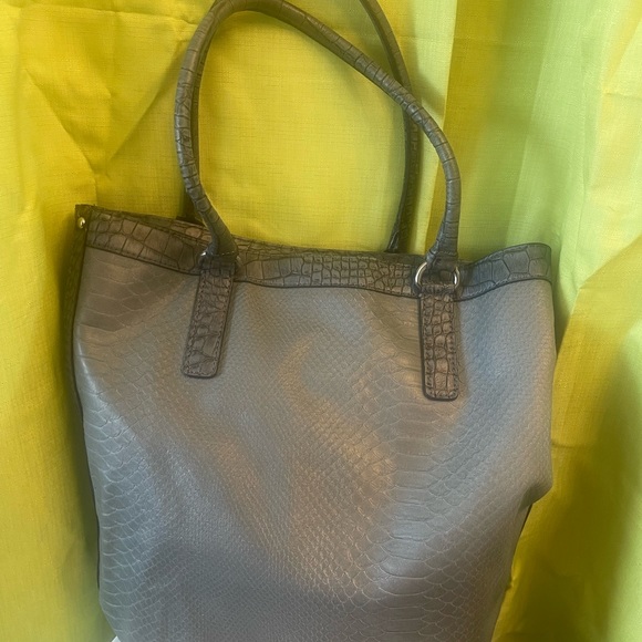Gray Guess bag - Diamond plate in front - Picture 2 of 8